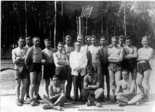 Drużyna koszykówki z tarnobrzeskiego gimnazjum 16 maja 1934 r.